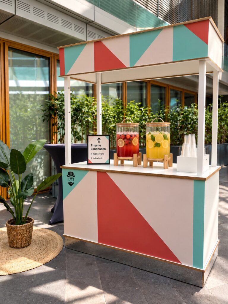 Frische Limonaden im modernen Atrium